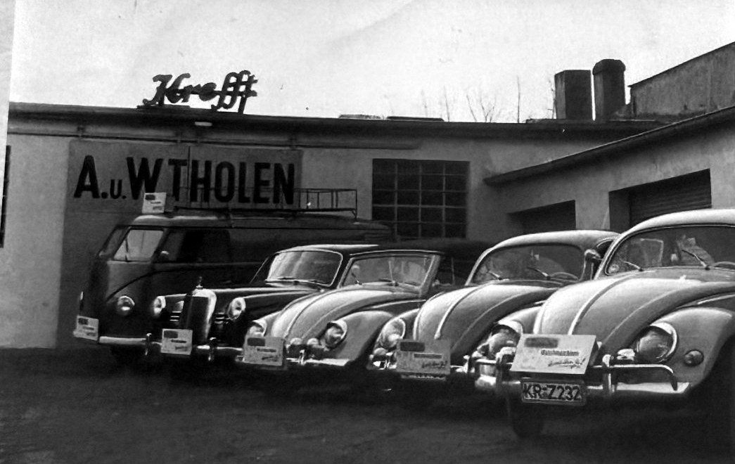 Firmengebäude A. u. W. Tholen mit Firmenwagen
